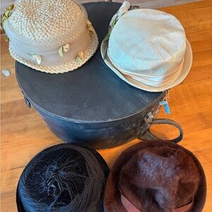 LOT OF 4 VINTAGE HATS WITH HAT CASE